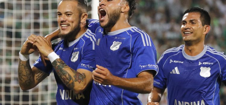 Leonardo Castro (i), de Millonarios, celebra un gol con sus compañeros Sebastián Valencia (c) y Mackalister Silva durante un partido de la primera fase de la Copa Sudamericana entre Atlético Nacional y Millonarios en el estadio Atanasio Girardot en Medellín (Colombia). EFE/STR
