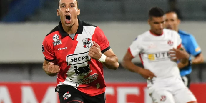 Daniel Mancilla de Potosí celebra su gol este miércoles, en un partido de la primera ronda de la Copa Sudamericana entre Universitario de Vinto y Nacional Potosí en el estadio Félix Capriles en Cochabamba (Bolivia). EFE/ Jorge Abrego