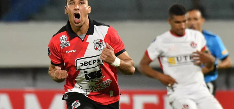 Daniel Mancilla de Potosí celebra su gol este miércoles, en un partido de la primera ronda de la Copa Sudamericana entre Universitario de Vinto y Nacional Potosí en el estadio Félix Capriles en Cochabamba (Bolivia). EFE/ Jorge Abrego