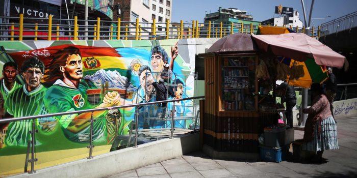 alt Un mural y varios letreros de bienvenida a Argentina generan polémica en Bolivia