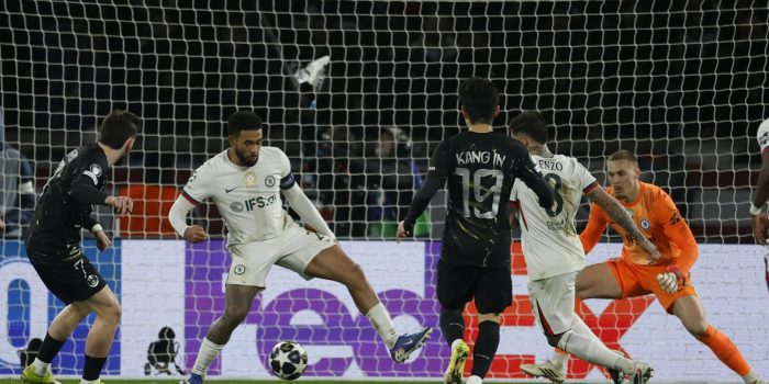 El jugador del PSG Khvicha Kvaratskhelia marca en la ida de los octavos de final de la UEFA Champions League que han jugado Paris Saint-Germain y Chelsea FC, en París, Francia.
EFE/EPA/YOAN VALAT