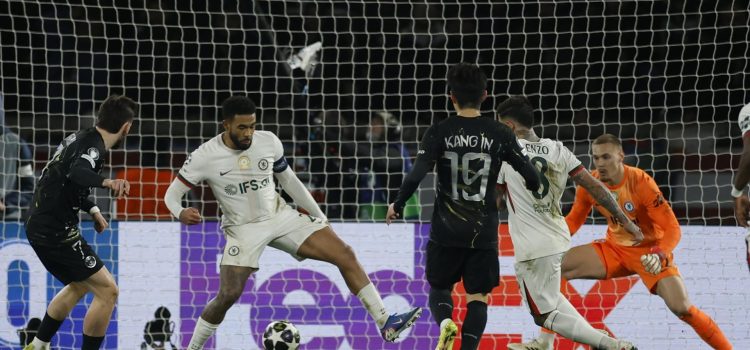 El jugador del PSG Khvicha Kvaratskhelia marca en la ida de los octavos de final de la UEFA Champions League que han jugado Paris Saint-Germain y Chelsea FC, en París, Francia.
EFE/EPA/YOAN VALAT