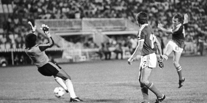 Las selecciones de El Salvador y Hungría jugaron en el grupo C del Mundial de España'82, que el equipo húngaro ganó por 10-1. En la imagen, el húngaro Laszlo Kiss (d) remata ante el portero Luis Guevara Mora. EFE/fs