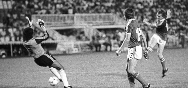 Las selecciones de El Salvador y Hungría jugaron en el grupo C del Mundial de España'82, que el equipo húngaro ganó por 10-1. En la imagen, el húngaro Laszlo Kiss (d) remata ante el portero Luis Guevara Mora. EFE/fs