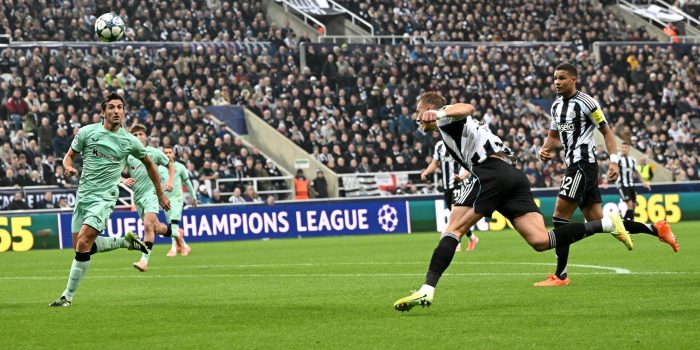 El jugador del Newcastle Dan Burn logra el 1-0 durante el partido de la cuarta jornada de la UEFA Champions League que han jugado Newcastle United y Athletic Club, en Newcastle, Reino Unido. EFE/EPA/PETER POWELL