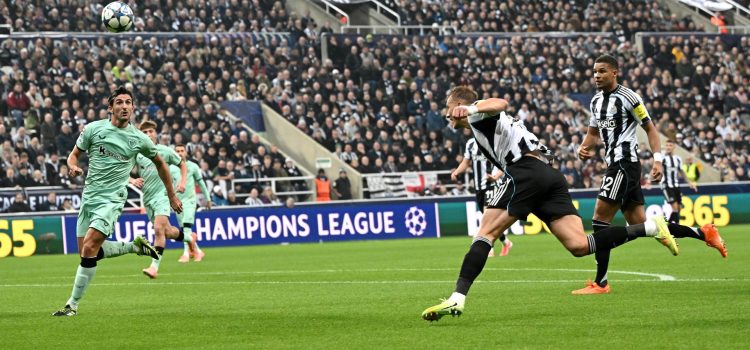 El jugador del Newcastle Dan Burn logra el 1-0 durante el partido de la cuarta jornada de la UEFA Champions League que han jugado Newcastle United y Athletic Club, en Newcastle, Reino Unido. EFE/EPA/PETER POWELL
