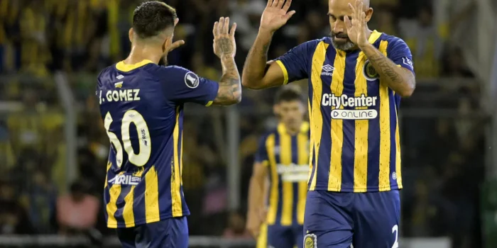 Carlos Quintana (d), defensa de Rosario de Argentina, fue registrado este jueves, 4 de abril, al celebrar, con su compañero Jonathan Gomez, el gol que le anotó a Peñarol de Uruguay, durante un partido del grupo G de la Copa Libertadores, en el estadio Gigante de Arroyito, en Rosario (Argentina). EFE/Franco Trovatto