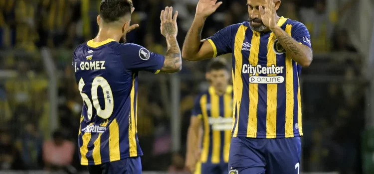 Carlos Quintana (d), defensa de Rosario de Argentina, fue registrado este jueves, 4 de abril, al celebrar, con su compañero Jonathan Gomez, el gol que le anotó a Peñarol de Uruguay, durante un partido del grupo G de la Copa Libertadores, en el estadio Gigante de Arroyito, en Rosario (Argentina). EFE/Franco Trovatto