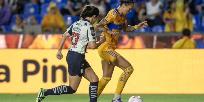 Jennifer Hermoso (d) de Tigres disputa el balón con Valeria del Campo de Rayadas este domingo, en un partido de la Liga Femenil MX entre Tigres femenil y Rayadas en el Estadio Universitario, en Monterrey (México). EFE/Miguel Sierra