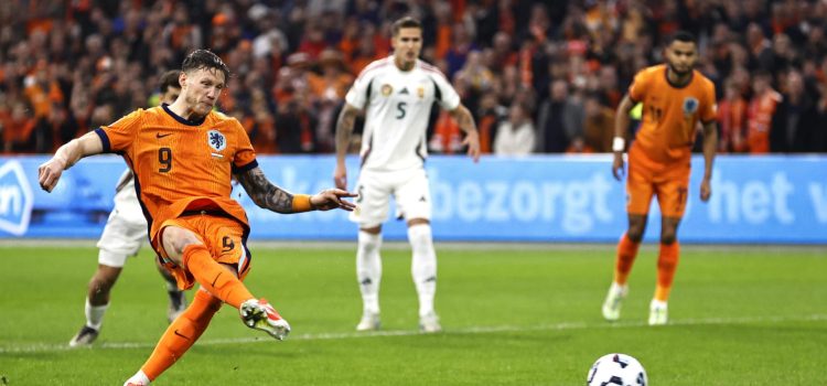 El delantero neerlandés Wout Weghorst logra 1-0 durante el partido de la UEFA Nations League que han jugado Países Bajos y Hungría en el estadio Johan Cruyff ArenA en Amsterdam, Países Bajos. EFE/EPA/MAURICE VAN STEEN