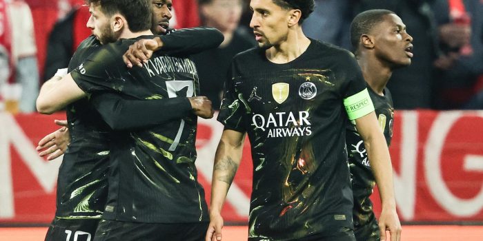 El jugador del PSG Ousmane Dembele (I) celebra  el 0-1 durante el partido de vuelta de semfinales de la UEFA Champions League entre Bayern Munich y Paris Saint-German, eni Múnich, Alemania. EFE/EPA/RONALD WITTEK
