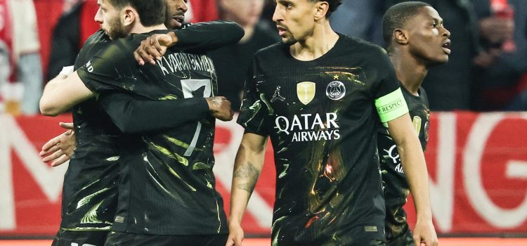 El jugador del PSG Ousmane Dembele (I) celebra  el 0-1 durante el partido de vuelta de semfinales de la UEFA Champions League entre Bayern Munich y Paris Saint-German, eni Múnich, Alemania. EFE/EPA/RONALD WITTEK