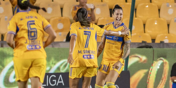 Jennifer Hermoso (d) de Tigres femenil festeja una anotación ante Rayadas en un partido de la Liga Femenil MX entre Tigres femenil y Rayadas en el Estadio Universitario, en Monterrey (México). Imagen de archivo. EFE/Miguel Sierra