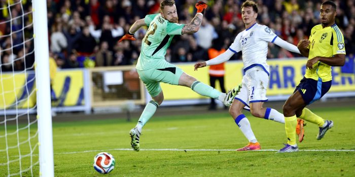 Fisnik Asllani marca el gol de la victoria de Kosovo en Suecia en la fase de clasificación para el Mundial. EFE/EPA/Adam Ihse