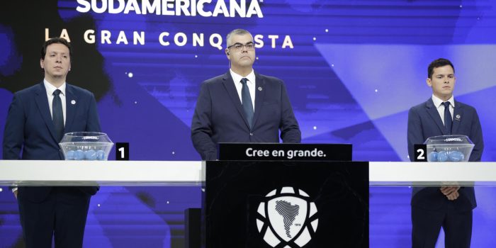 El director de Competiciones y Operaciones de la Conmebol, Frederico Nantes (c), participa en el sorteo de los octavos de final de la Copa Sudamericana 2025. EFE/Juan Pablo Pino