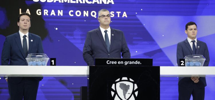 El director de Competiciones y Operaciones de la Conmebol, Frederico Nantes (c), participa en el sorteo de los octavos de final de la Copa Sudamericana 2025. EFE/Juan Pablo Pino
