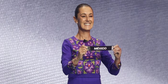 La presidenta de México, Claudia Sheinbaum, sostiene un papel con el nombre de su país durante el sorteo del Mundial de Fútbol FIFA 2026. EFE/ Octavio Guzmán