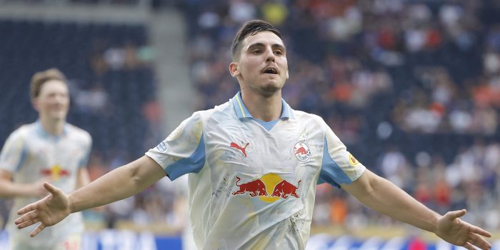 Oscar Gloukh de RB Salzburg celebra un gol ante Pachuca. EFE/Juan Ignacio Roncoroni