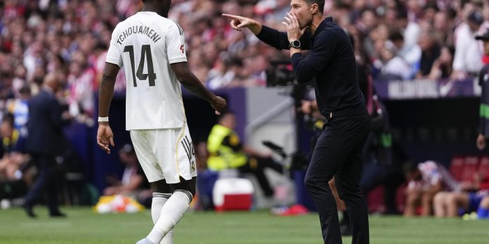 El entrenador del Real Madrid Xabi Alonso, durante el partido de LaLiga EA Sports entre el Real Madrid y el Atlético de Madrid, que se disputó en el estadio Riyadh Air Metropolitano este sábado. EFE/ Borja Sánchez-Trillo