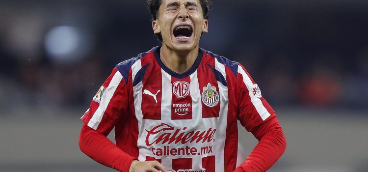 Richard Ledezma del Guadalajara reacciona este miércoles, en un partido por las semifinales de la Liga MX entre Cruz Azul y Guadalajara en el estadio Banorte, en Ciudad de México (México). EFE/ Isaac Esquivel