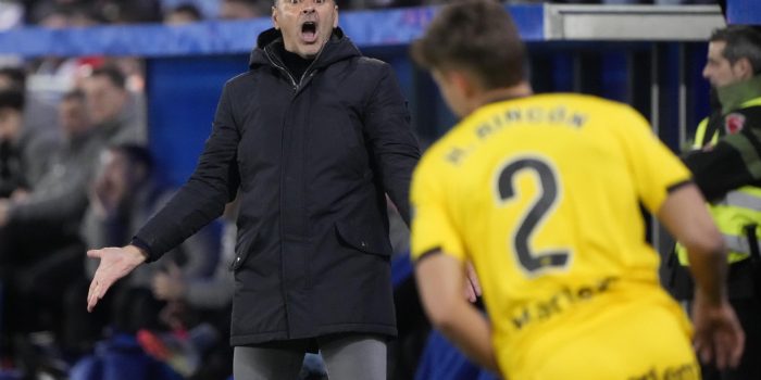 El entrenador del Girona, Míchel, durante el encuentro correspondiente a la jornada 25 de LaLiga EA Sports que disputan Alavés y Girona en el estadio de Mendizorroza, este lunes en Vitoria. EFE/ Adrián Ruiz Hierro