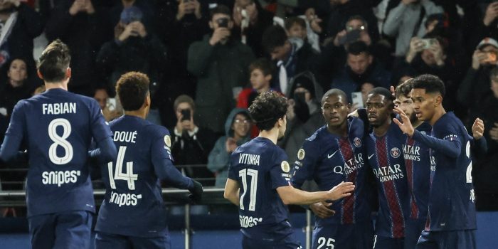 Ousmane Dembele, del PSG (2d), celebra con sus compañeros la anotación del 1-0 durante el partido de la Ligue 1 francesa disputado este viernes frente al Lille. EFE/MOHAMMED BADRA
