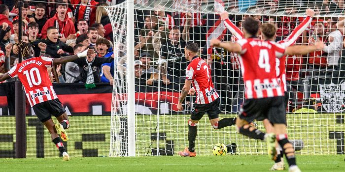El delantero del Athletic Álex Berenguer (c) celebra tras marcar ante el Atlético de Madrid, durante el partido de Liga en Primera División que Athletic Club y Atlético de Madrid han disputado este sábado en el estadio de San Mamés, en Bilbao. EFE/Javier Zorrilla