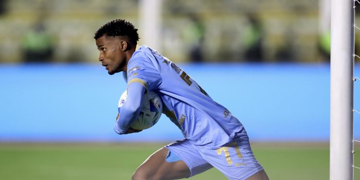 El dominicano Dorny Romero salvó los muebles del Bolívar al convertir el gol del empate 2-2 en La Paz ante Atlético Mineiro en el estadio Hernando Siles. EFE/Luis Gandarillas