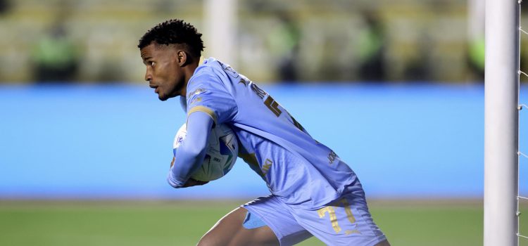 El dominicano Dorny Romero salvó los muebles del Bolívar al convertir el gol del empate 2-2 en La Paz ante Atlético Mineiro en el estadio Hernando Siles. EFE/Luis Gandarillas