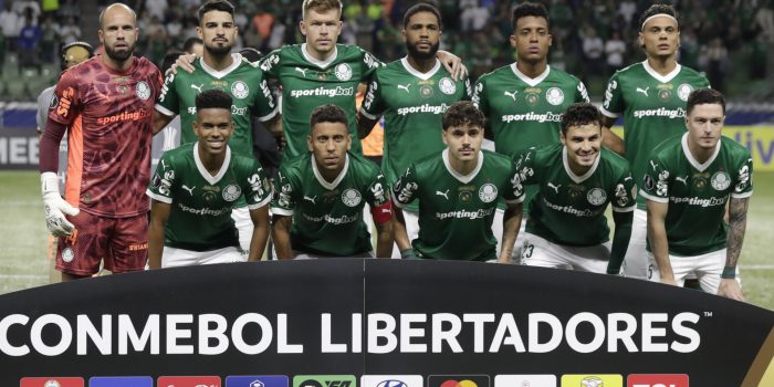 Jugadores de Palmeiras forman en un partido de la fase de grupos de la Copa Libertadores. EFE/Sebastiao Moreira
