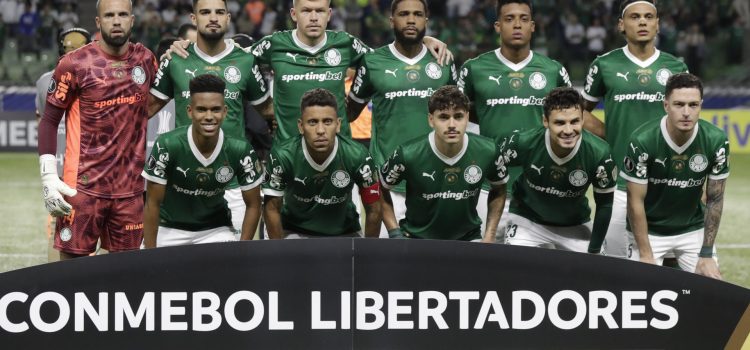 Jugadores de Palmeiras forman en un partido de la fase de grupos de la Copa Libertadores. EFE/Sebastiao Moreira