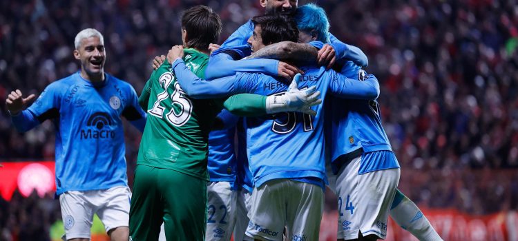 Jugadores de Belgrano de Córdoba celebran este domingo al ganar en la semifinal del torneo Apertura ante Argentinos Juniors en el estadio Diego Armando Maradona, en Buenos Aires. EFE/ Juan Ignacio Roncoroni