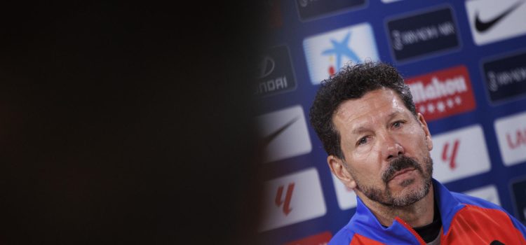 El entrenador del Atlético de Madrid Diego Simeone durante la rueda de prensa posterior al entrenamiento del equipo previo partido de La Liga contra Osasuna en la Ciudad Deportiva en Majadahonda, Madrid, este miércoles. EFE/Sergio Pérez