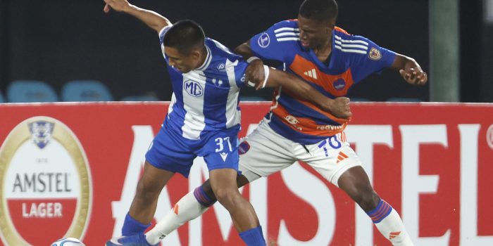 Ramiro Miguel Peralta (i), de Juventud, disputa un balón con Robinson Flores, de Puerto Cabello, en un partido de la fase de grupos de la Copa Sudamericana entre Juventud y Puerto Cabello en el Estadio Centenario de Montevideo (Uruguay). EFE/Gastón Britos
