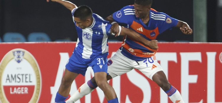 Ramiro Miguel Peralta (i), de Juventud, disputa un balón con Robinson Flores, de Puerto Cabello, en un partido de la fase de grupos de la Copa Sudamericana entre Juventud y Puerto Cabello en el Estadio Centenario de Montevideo (Uruguay). EFE/Gastón Britos