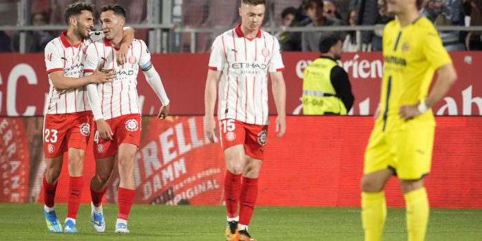Los jugadores del Girona celebran un gol en propia del Villarreal durante el partido de la jornada 30 de LaLiga EA Sports que disputan el Girona FC y el Villarreal CF este lunes, en el Estadio Montilivi de Girona (Cataluña). EFE/ David Borrat