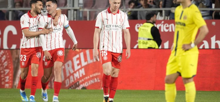 Los jugadores del Girona celebran un gol en propia del Villarreal durante el partido de la jornada 30 de LaLiga EA Sports que disputan el Girona FC y el Villarreal CF este lunes, en el Estadio Montilivi de Girona (Cataluña). EFE/ David Borrat