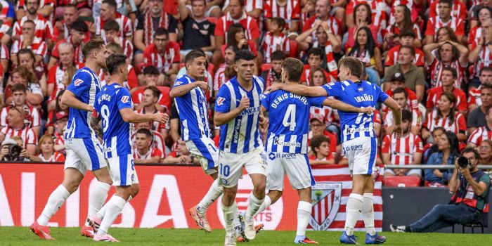 El centrocampista del Alavés Denis Suárez (2d) celebra marcar el primer gol de su equipo, durante el partido de la cuarta jornada de LaLiga EA Sports que Athletic Club y Deportivo Alavés disputan este sábado en el estadio de San Mamés. EFE/Javier Zorrilla