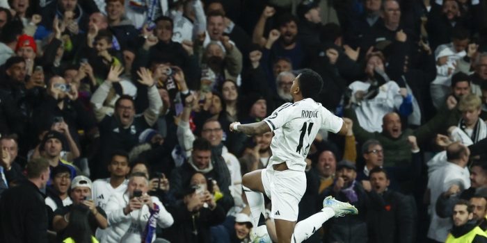 El delantero brasileño del Real Madrid, Rodrygo, tras conseguir el primer gol del equipo madridista durante el encuentro correspondiente a la ida de los octavos de final de la Liga de Campeones que Real Madrid y Atlético de Madrid disputaron en el estadio Santiago Bernabéu, en Madrid. EFE / Juanjo Martín.