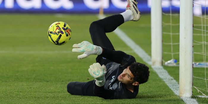 El portero del Elche Matías Dituro, durante el calentamiento previo a un partido de LaLiga disputado por su equipo el pasado 3 de abril. EFE/Mariscal