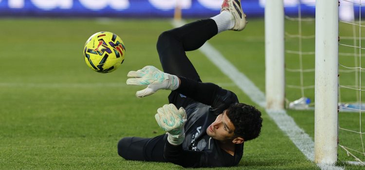 El portero del Elche Matías Dituro, durante el calentamiento previo a un partido de LaLiga disputado por su equipo el pasado 3 de abril. EFE/Mariscal