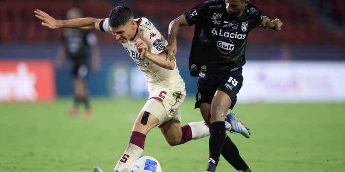 Marlon Avila (d) de Independiente disputa el balón con Joseph Mora de Saprissa este miércoles, durante el partido de la Copa Centroamericana jugado en el estadio Rommel Fernández Gutiérrez, de Ciudad de Panamá. EFE/ Bienvenido Velasco