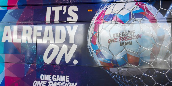 Fotografía que muestra la decoración realizada para los autobuses durante el Mundial de la FIFA 2026 durante una rueda de prensa este lunes, en Miami (EE.UU.). Las autoridades de Miami-Dade anunciaron las novedades del transporte público que pondrán en marcha durante la disputa del Mundial para facilitar el flujo de aficionados, que incluye transporte gratuito de enlace al Hard Rock Stadium para los seguidores con entradas. EFE/Alberto Boal