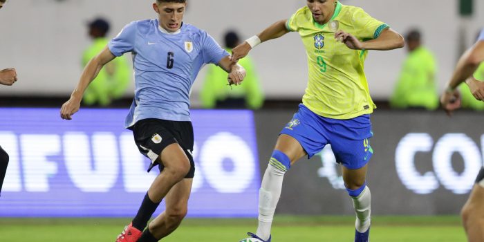 Patricio Pacífico (i), de Uruguay, disputa un balón con Deivid Washington de Souza, de Brasil, en un partido del hexagonal final del Campeonato Sudamericano sub-20 entre las selecciones de Uruguay y Brasil, en el Estadio Nacional Brígido Iriarte en Caracas (Venezuela). EFE/ Ronald Peña