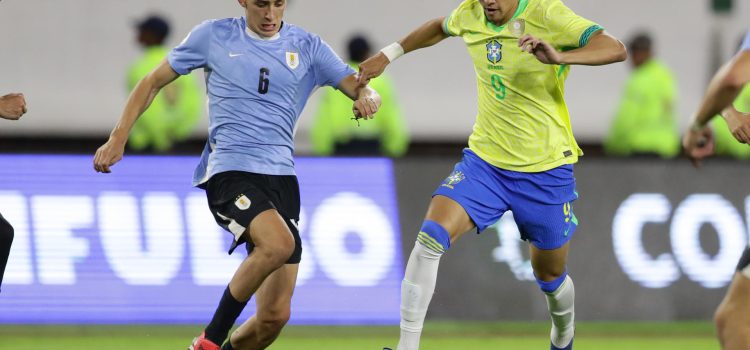 Patricio Pacífico (i), de Uruguay, disputa un balón con Deivid Washington de Souza, de Brasil, en un partido del hexagonal final del Campeonato Sudamericano sub-20 entre las selecciones de Uruguay y Brasil, en el Estadio Nacional Brígido Iriarte en Caracas (Venezuela). EFE/ Ronald Peña