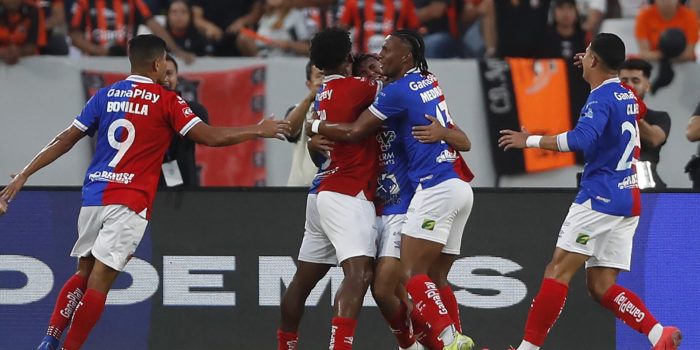 Jugadores del Club Deportivo FAS celebran al ganar la final de la Liga Mayor de Fútbol de El Salvador contra Deportivo Águila, este sábado en el Estadio Jorge 'Mágico' González. EFE/Rodrigo Sura