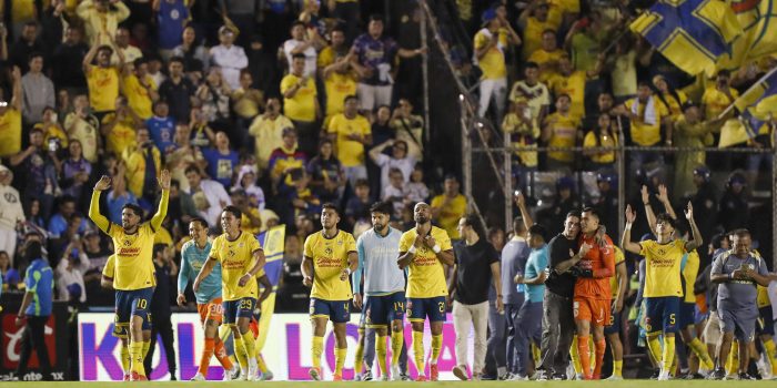 Jugadores de América celebran un triunfo ante Cruz Azul al final de un partido de vuelta por las semifinales del Torneo Clausura 2025 de la Liga MX en el estadio Ciudad de los Deportes en Ciudad de México (México). EFE/ Isaac Esquivel