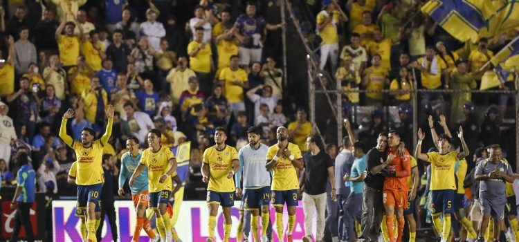 Jugadores de América celebran un triunfo ante Cruz Azul al final de un partido de vuelta por las semifinales del Torneo Clausura 2025 de la Liga MX en el estadio Ciudad de los Deportes en Ciudad de México (México). EFE/ Isaac Esquivel