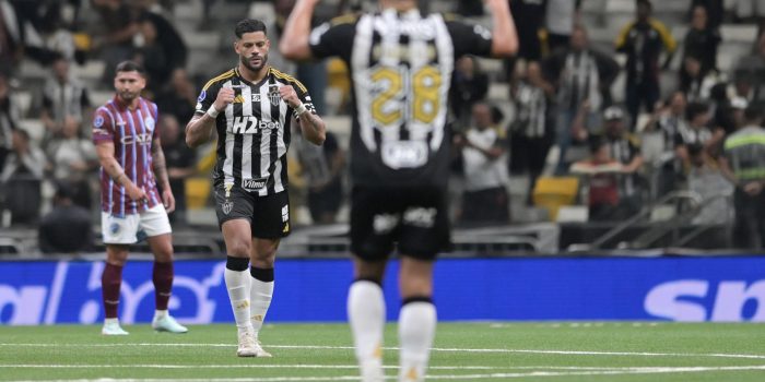 Hulk (c) de Atlético Mineiro celebra su gol este jueves, durante un partido de octavos de final de la Sudamericana. EFE/ Joao Guilherme Arenazio