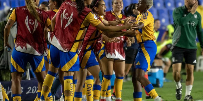 Thembi Kgatlana (d) de Tigres celebra un gol este miércoles, en un partido de semifinal de Concacaf W Champions Cup entre Tigres y Portland Thorns FC en el estadio Universitario de Monterrey (México). EFE/ Miguel Sierra